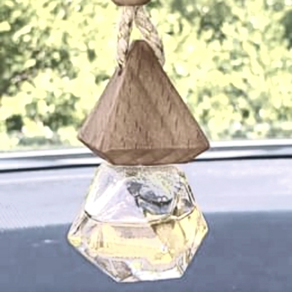 Travelescents" Car Diffuser. Stylish & Innovative way to enjoy Aromatherapy. - Picture 2 of 4